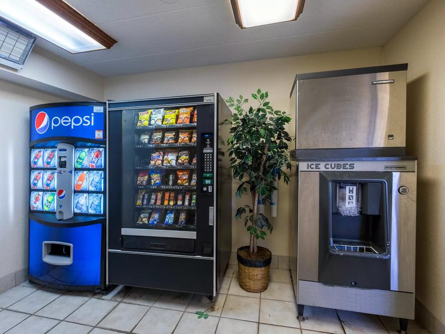 Red Roof PLUS+ Boston - Framingham Vending Image