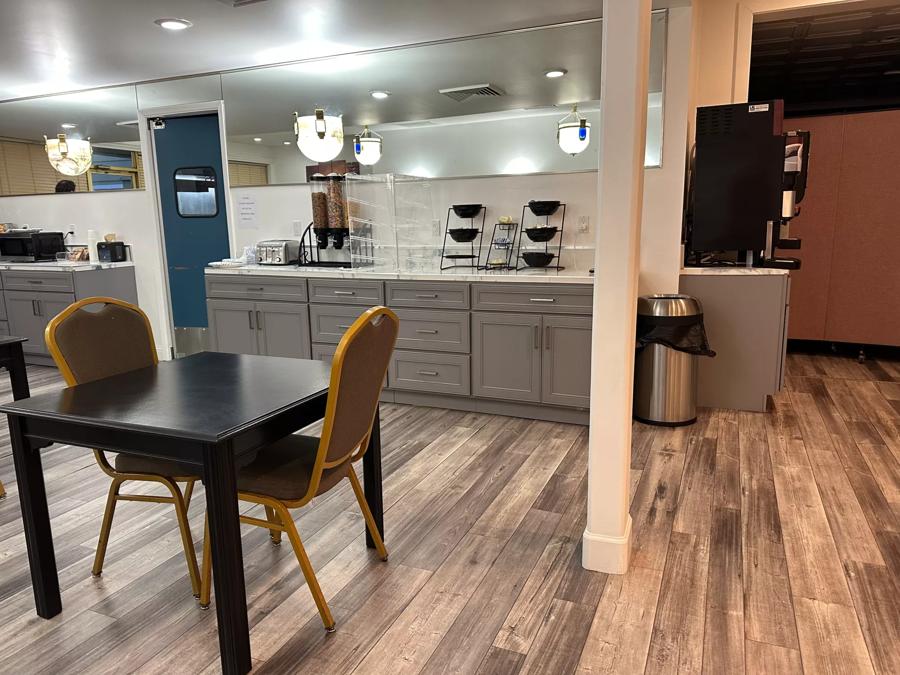 HomeTowne Studios Yuba City Bonanza – Marysville dining area