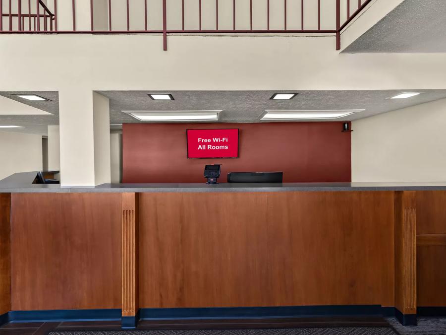 Red Roof Inn & Suites Cave City Front Desk and Lobby Area Image