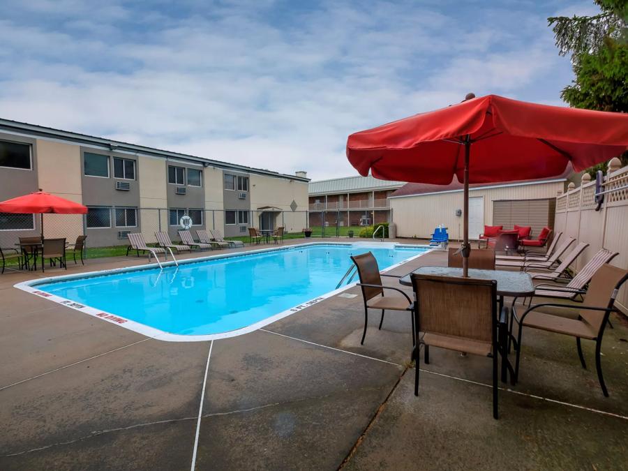 Red Roof Inn & Suites Herkimer Seasonal Swimming Pool Image