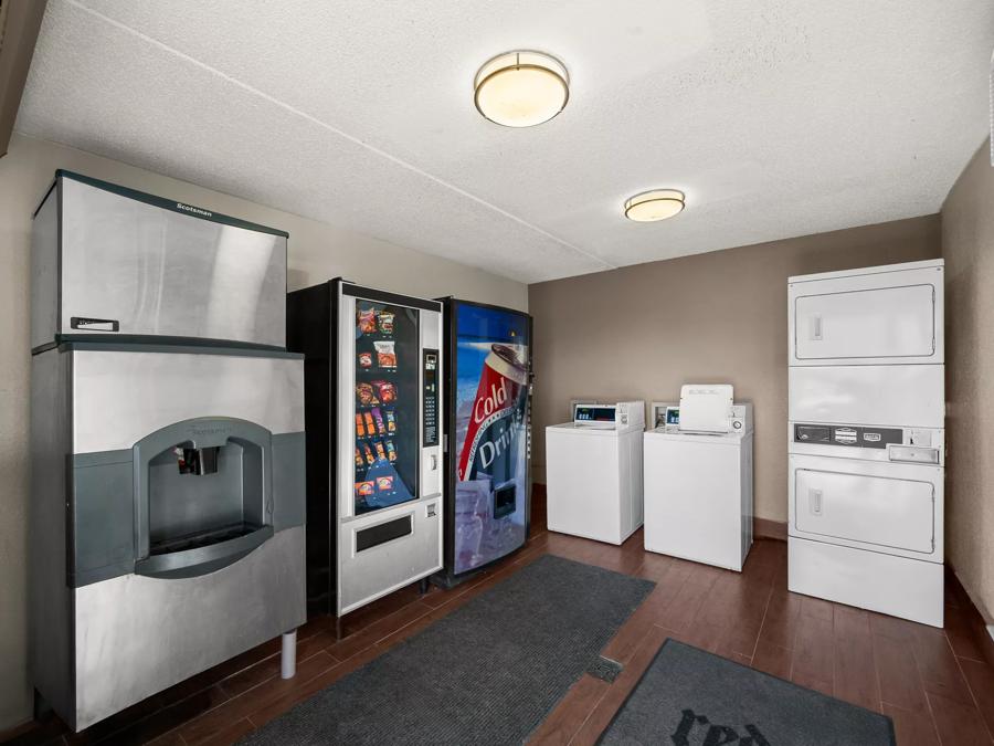 Red Roof Inn Dallas - DFW Airport North Vending Image