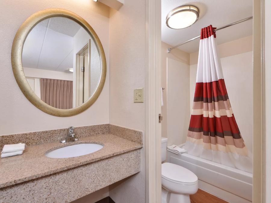 Red Roof Inn Merrillville Superior King Bathroom Image