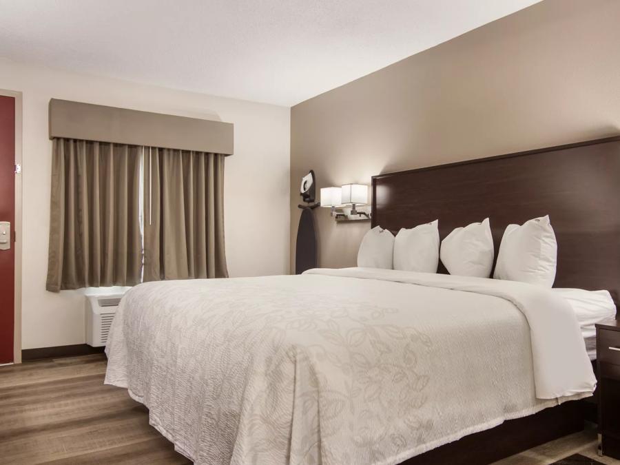 Red Roof PLUS+ & Suites Erie Superior King Room Smoke Free Image