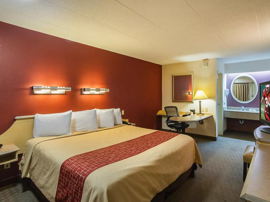 Red Roof Inn Indianapolis North - College Park Superior King Smoke Free Image