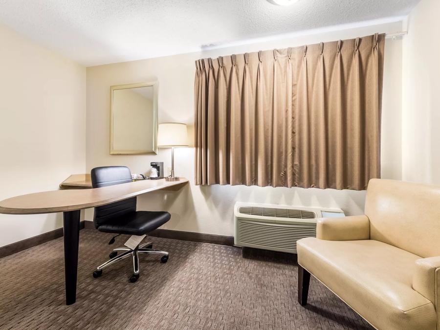 Red Roof Inn Cleveland Airport-Middleburg Heights Superior King Amenities Image