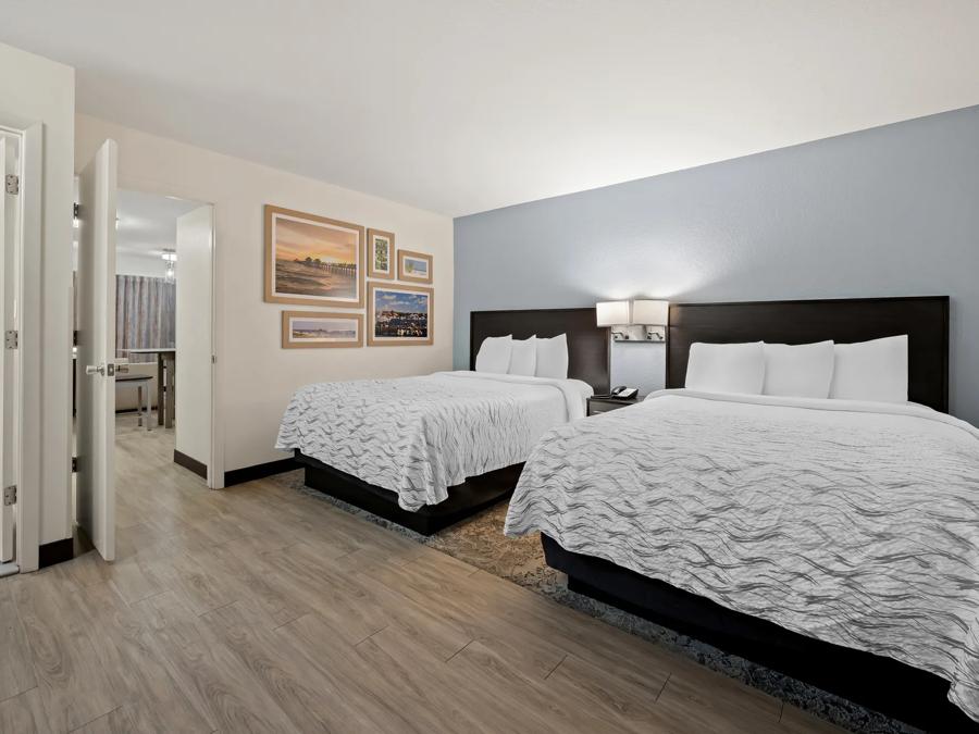 RRI237_NS Suite 2Queen Kitchen Poolside 1 PRO Approved 4-8-25_NT2QKP_1 Image
