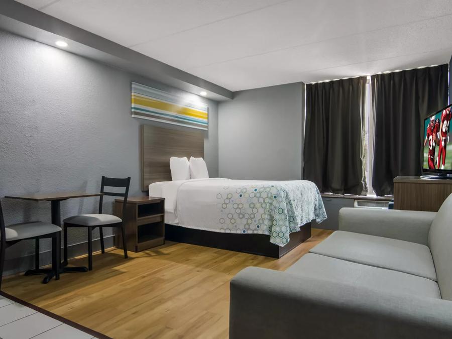  HomeTowne Studios & Conference Center Chicago – N Aurora/ Naperville Studio 1 Full Bed with Sofa Bed Non-Smoking 