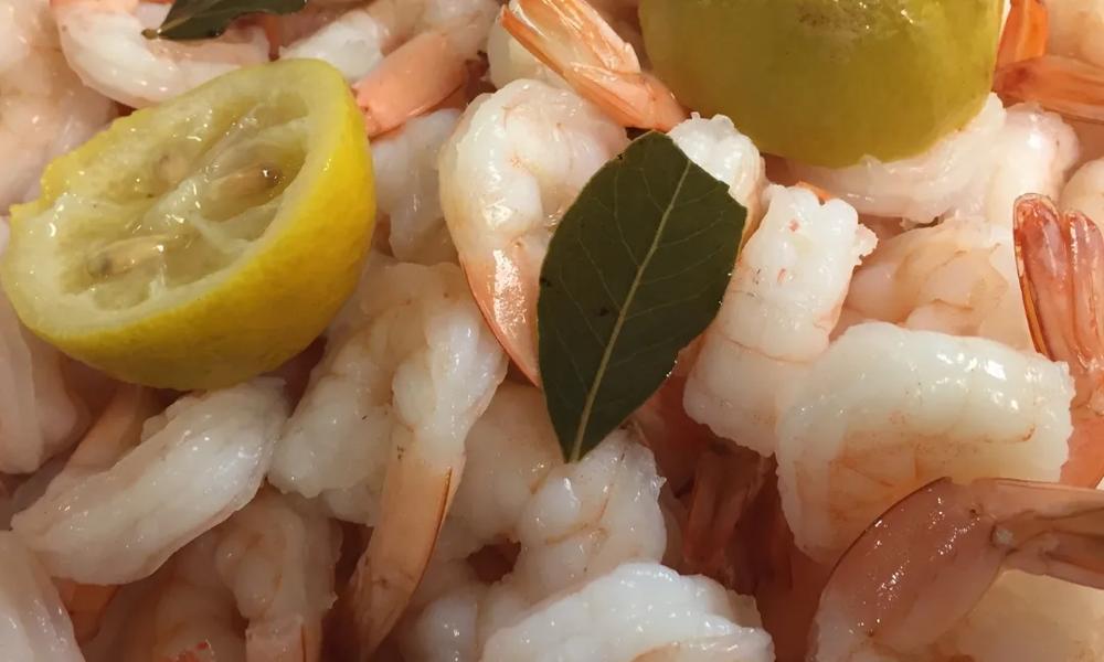 Cooked shrimp with lemon