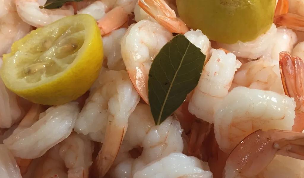 Cooked shrimp with lemon