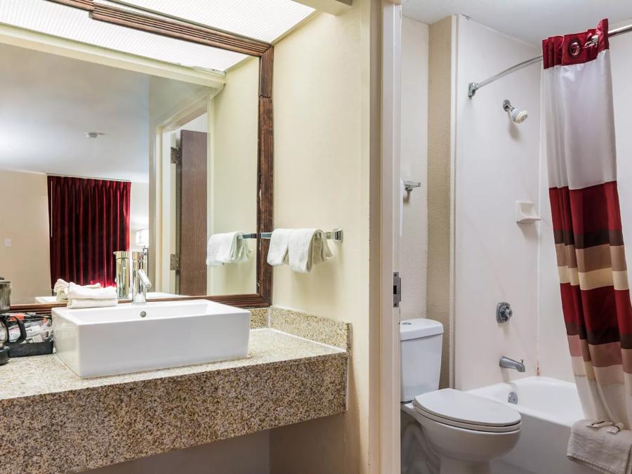 Red Roof Inn Texarkana Superior King Non-Smoking Bathroom Image