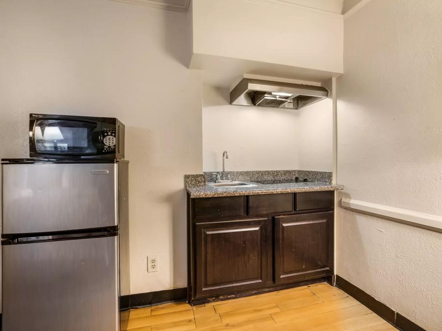 Red Roof Inn North Dallas - Park Central Kitchenette Image