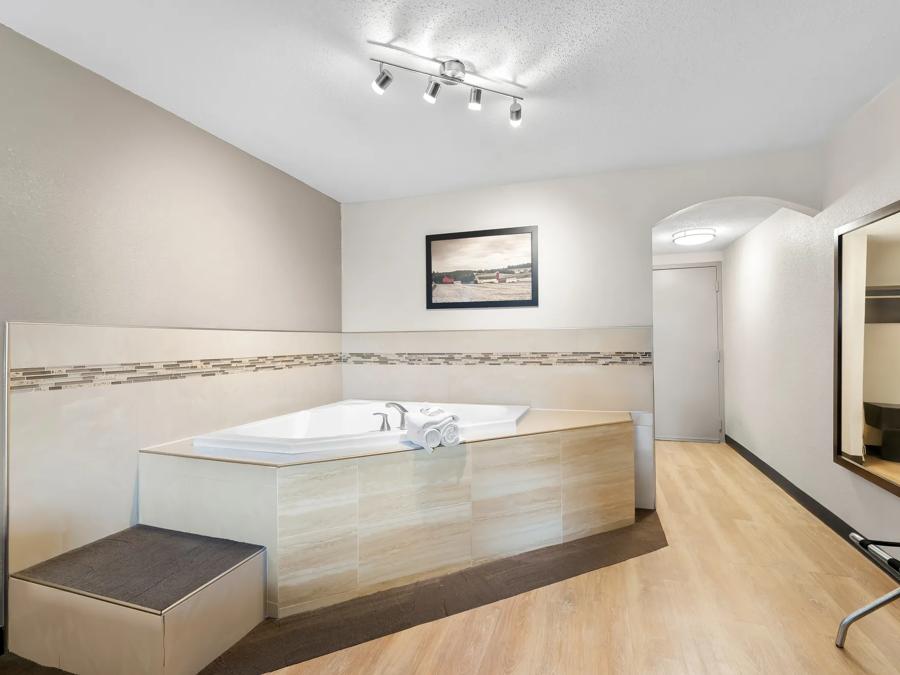 RRI662_NS Suite 1King Micro Jetted Tub 4 PRO Approved 12-8-25_NT1KMJ_4 Image