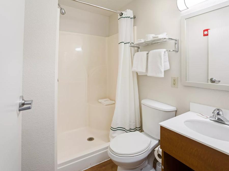 HomeTowne Studios Detroit - Livonia Studio 2 Queen Beds Non-Smoking Bathroom Image