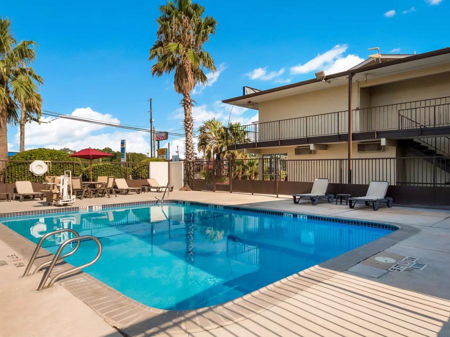 Red Roof Inn San Antonio E - Frost Bank Center Center Outdoor Pool Image