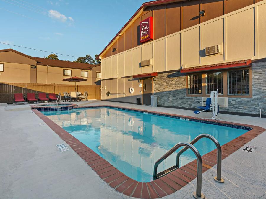 Red Roof PLUS+ Huntsville Outdoor Swimming Pool Image