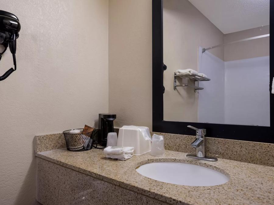 Red Roof Inn & Suites Statesboro - University  Superior King Non-Smoking Bathroom Image