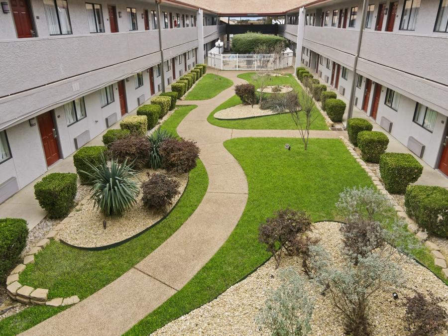 Red Roof Inn & Suites Irving – DFW Airport South Courtyard Image