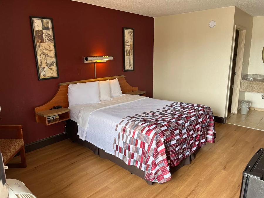 Red Roof Inn Virginia Beach - Norfolk Airport Deluxe Queen Bed Room Image