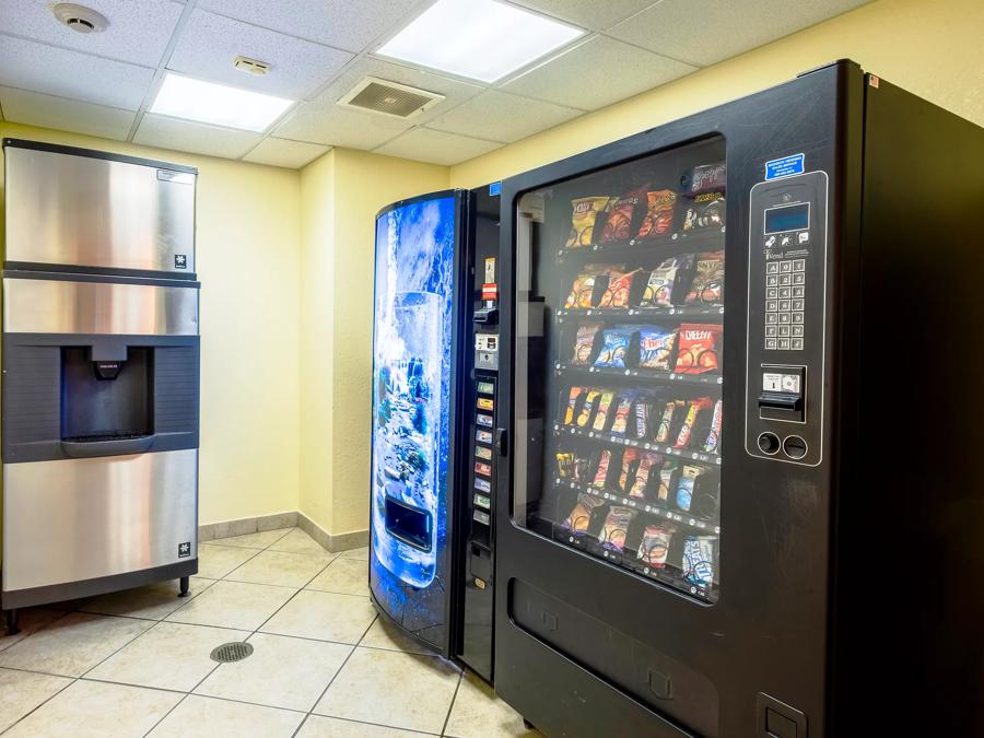 Red Roof PLUS+ Danville, KY Vending Image