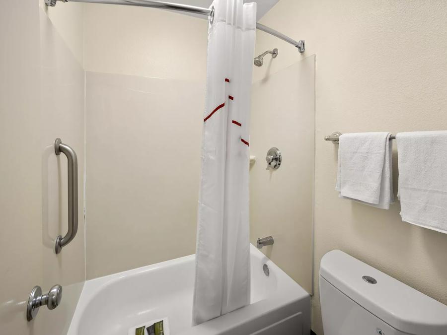 Red Roof Inn Chapel Hill - UNC Superior King Smoke Free Bathroom Image