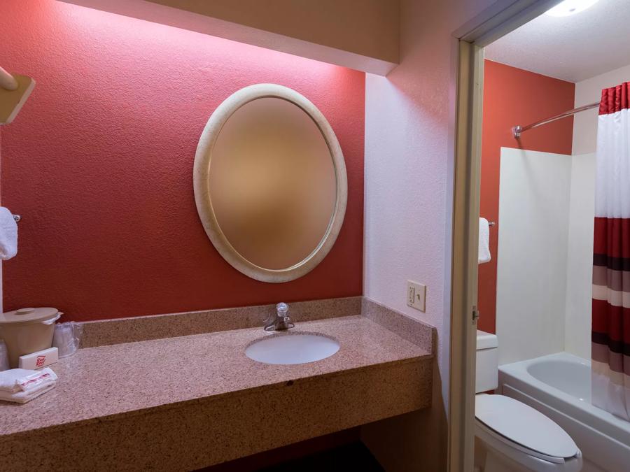 Red Roof Inn Dayton North Airport Superior King Bathroom Image
