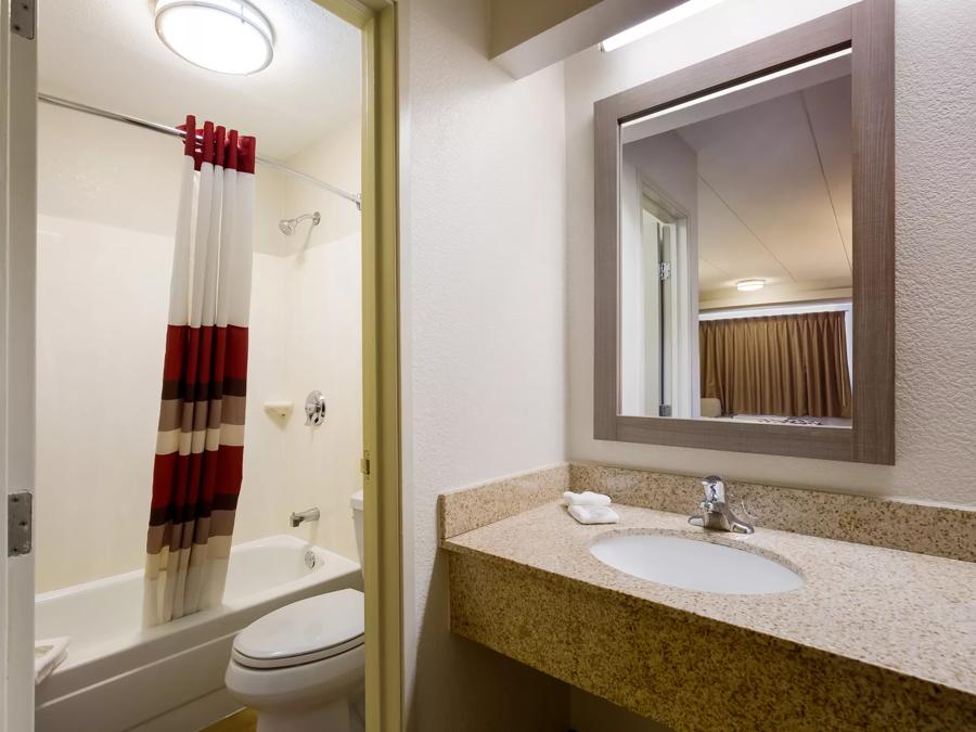Red Roof Inn Wilkes-Barre Arena Superior King Smoke Free Bathroom Image