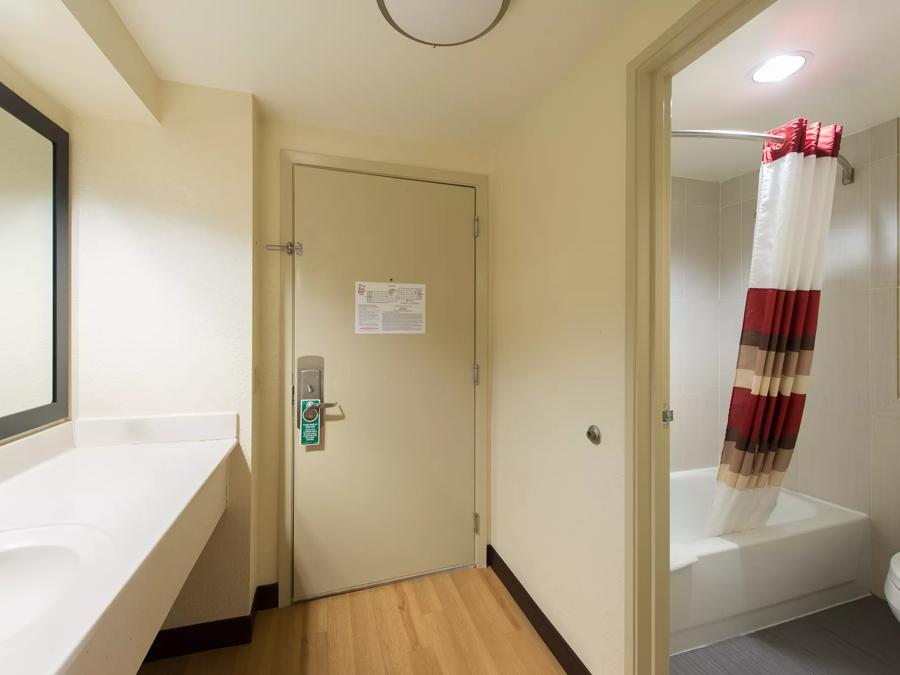 Red Roof Inn Houston - Brookhollow Deluxe 2 Queen Beds with Kitchenette Non-Smoking Bathroom Image
