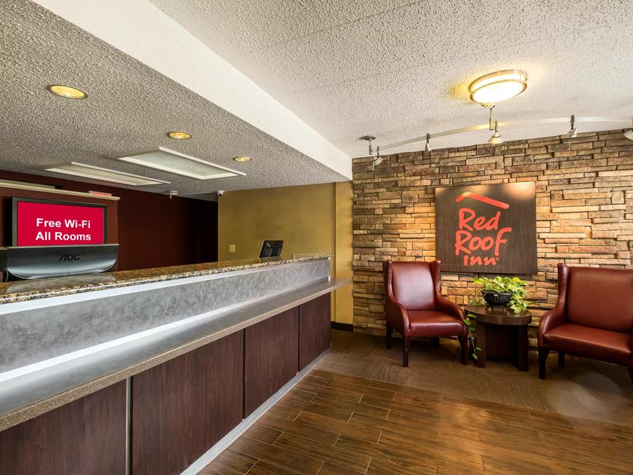 Red Roof Inn Tinton Falls - Jersey Shore Front Desk and Lobby Image