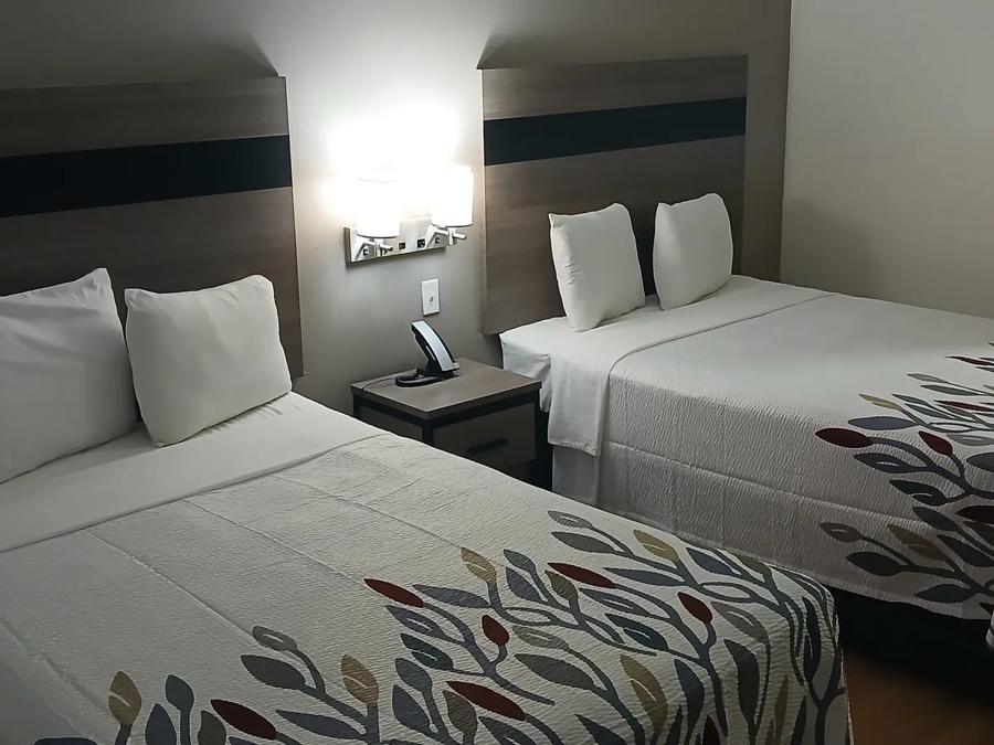 Red Roof Inn & Suites Houma Deluxe 2 Full Beds Image