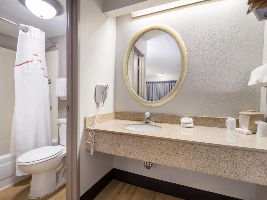 Red Roof Inn Rockford East - Casino District Bathroom Image