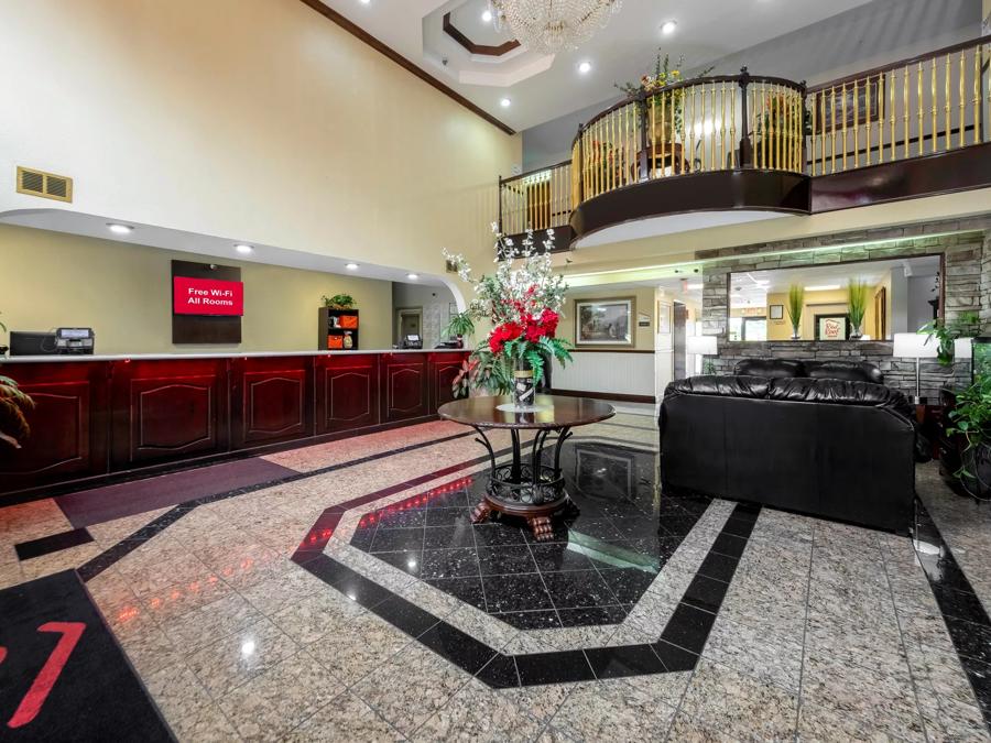 Red Roof Inn Atlanta Southeast - Stockbridge Lobby and Sitting Area Image