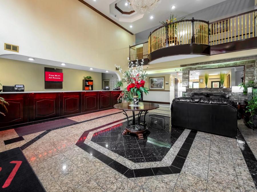 Red Roof Inn Atlanta Southeast Lobby and Sitting Area Image