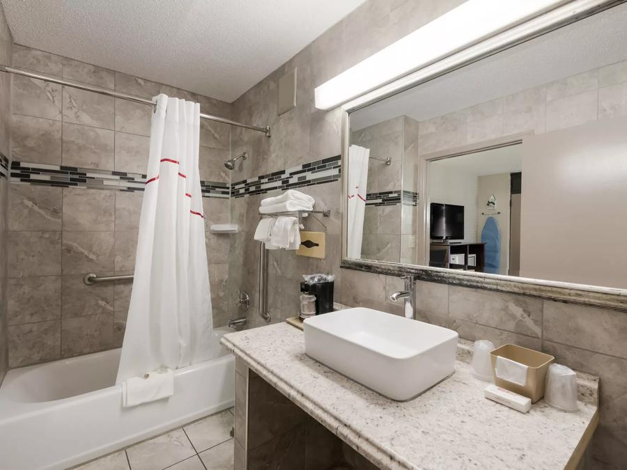 Red Roof Inn Lenoir Superior King Room Non-Smoking Bathroom Image