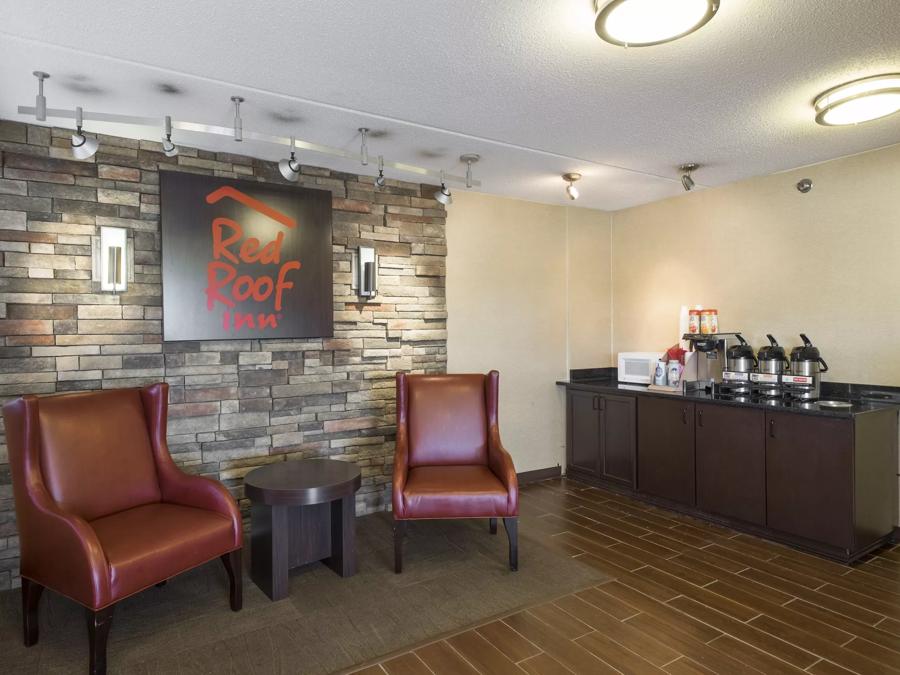 Red Roof Inn Cincinnati - Sharonville Lobby Sitting Area Image 