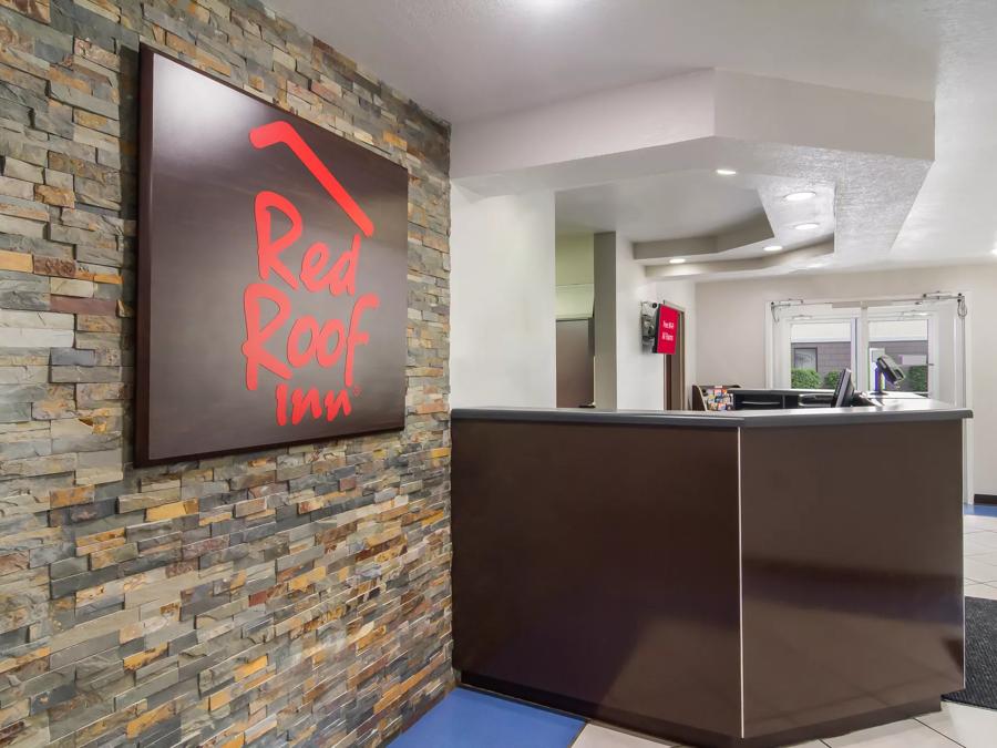 Red Roof Inn Darien – I-95/ North Brunswick Front Desk Image