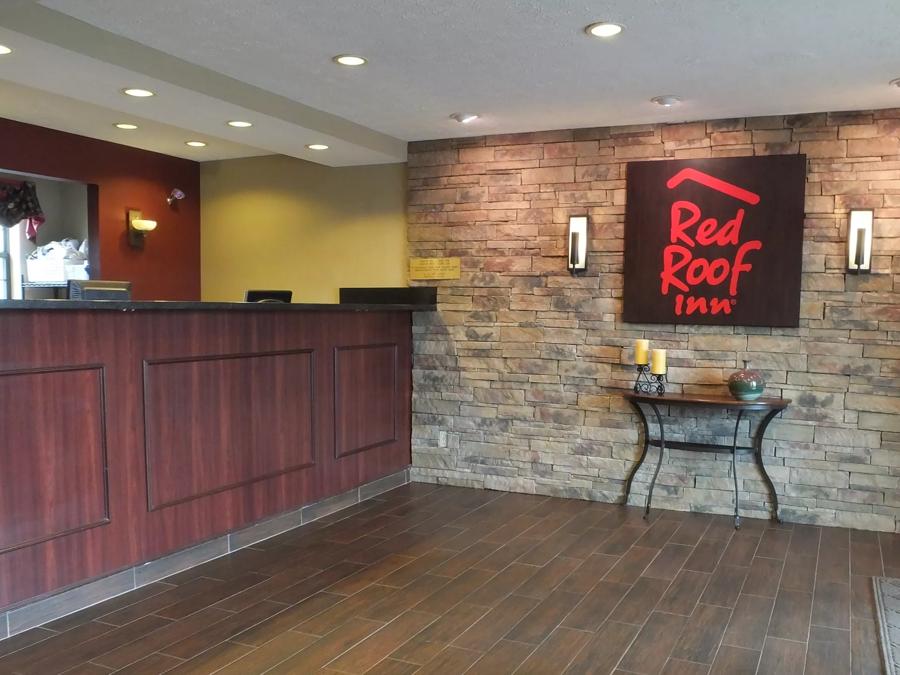 Red Roof Inn Cookeville - Tennessee Tech Front Desk and Lobby Area Image