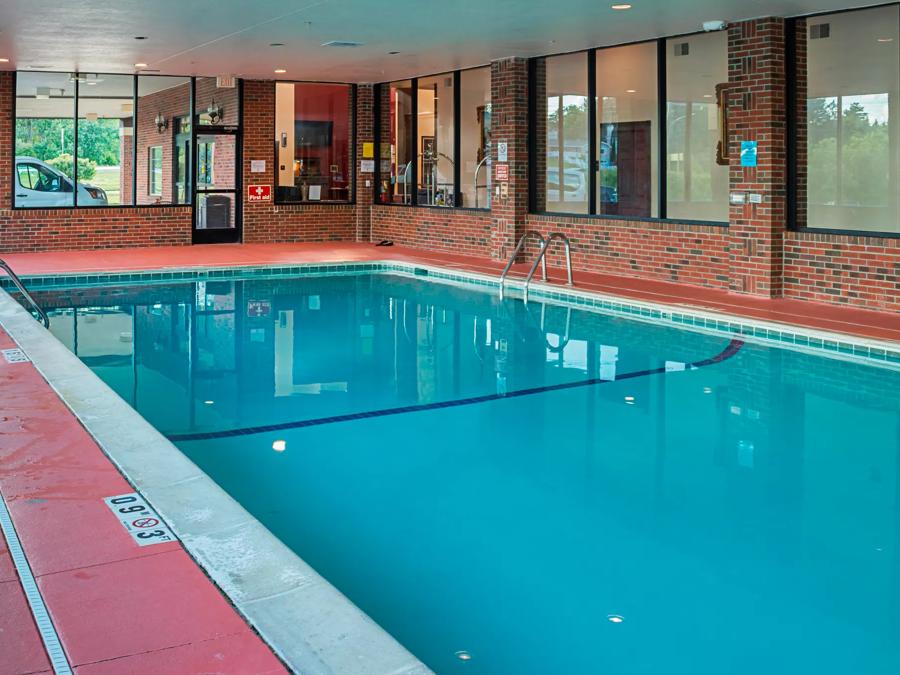 Red Roof Inn & Suites Lake Orion/Auburn Hills Indoor Pool