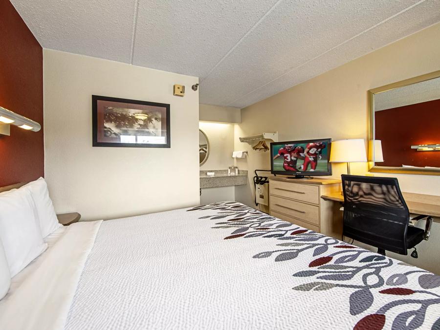 Red Roof Inn Elkhart Deluxe King Image