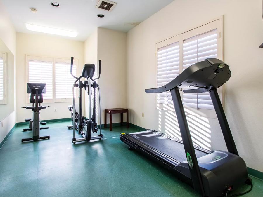 HomeTowne Studios Phoenix - Black Canyon Highway Fitness Center Image