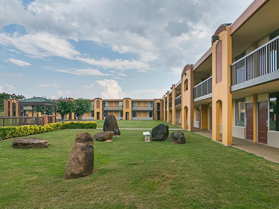 Red Roof Inn Forsyth courtyard Image