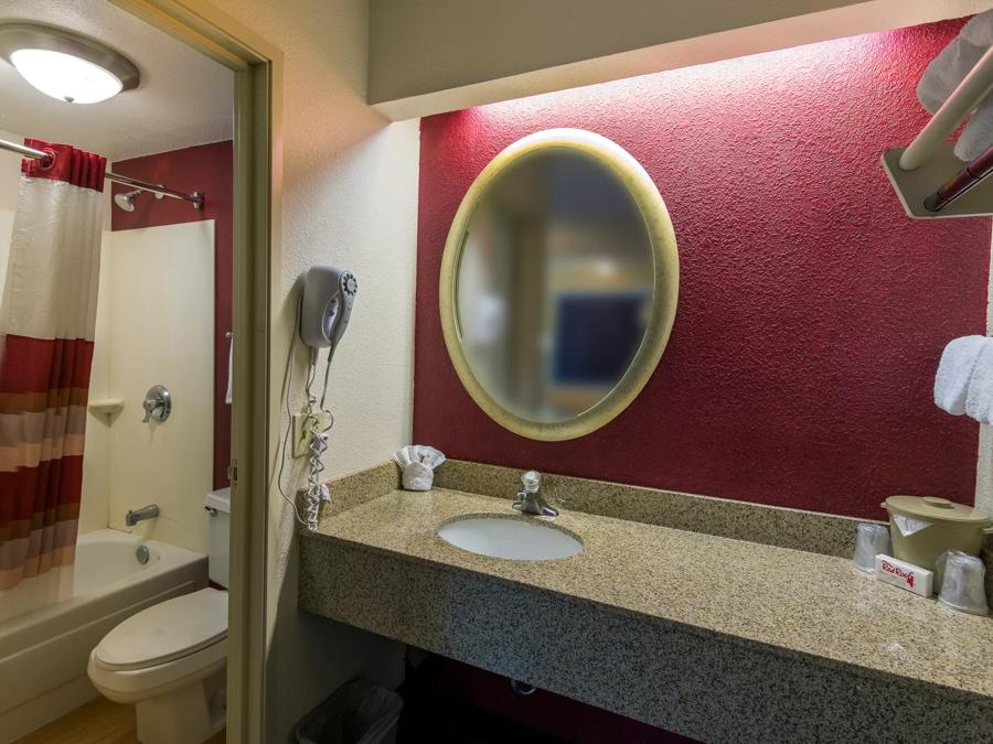 Red Roof Inn Chicago - Joliet Deluxe 2 Full Bathroom Image