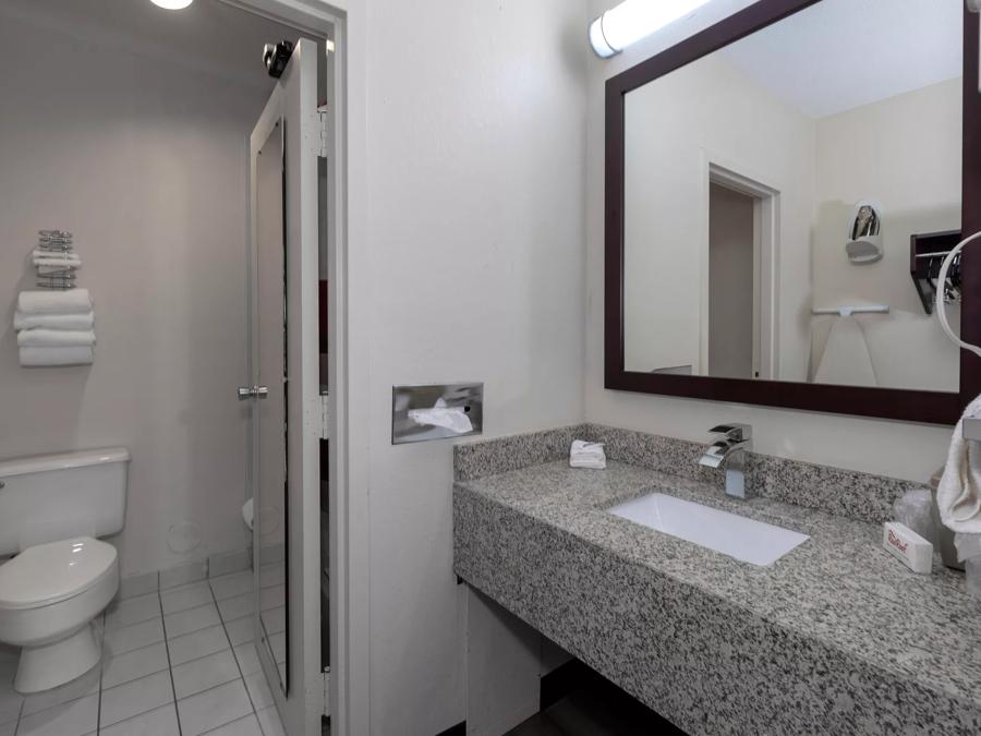 Red Roof Inn Warrenton Superior King Room Smoke Free Bathroom Image