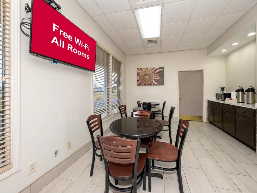 Red Roof Inn Bay Minette sitting area Image