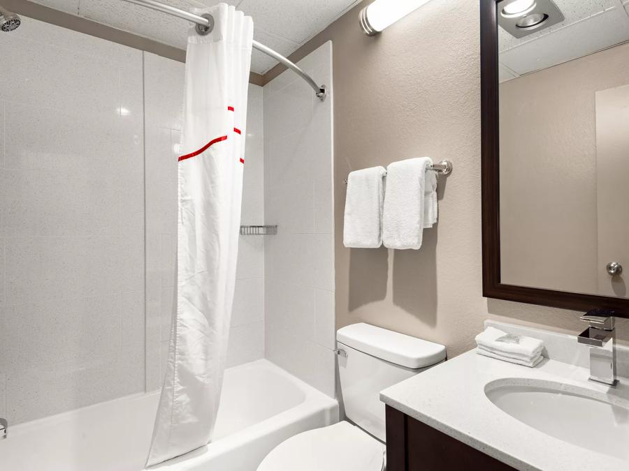 Red Roof Inn Norwich Superior King Non-Smoking Bathroom Image