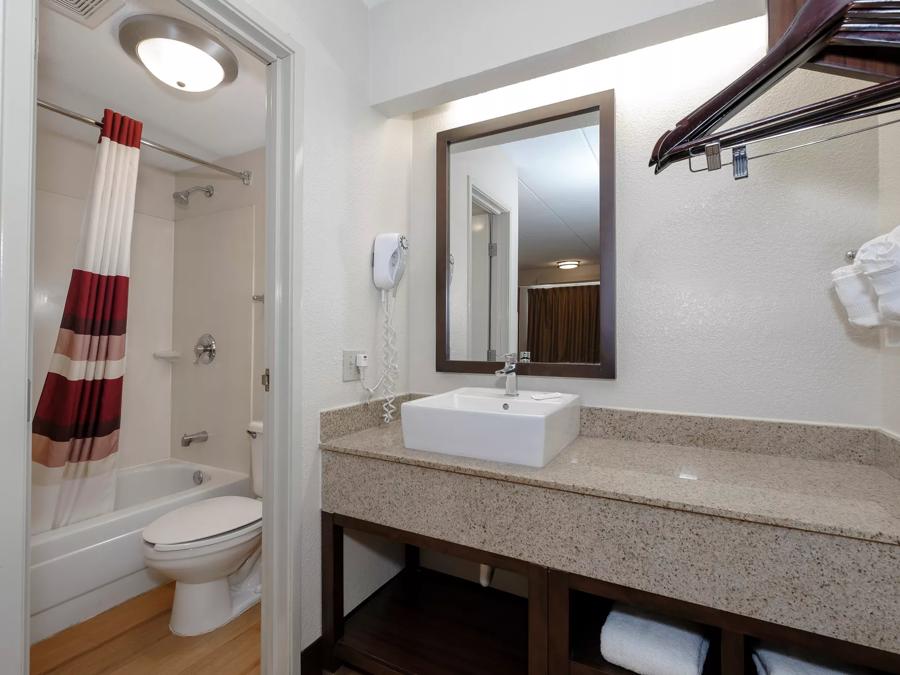 Red Roof Inn Aberdeen Superior King Smoke Free Bathroom Image