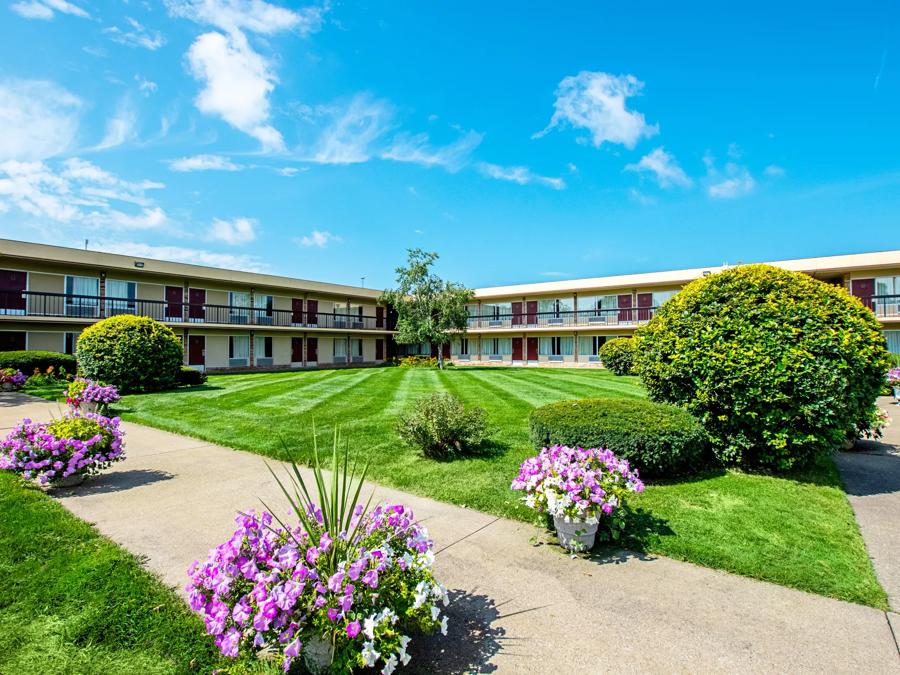 Red Roof Inn Battle Creek Courtyard Image