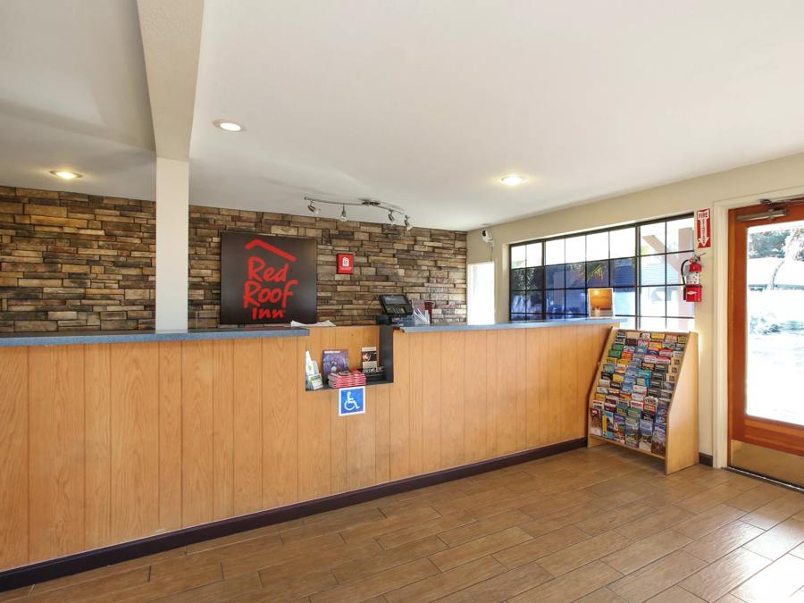 Red Roof Inn Lompoc Front Desk and Lobby Image