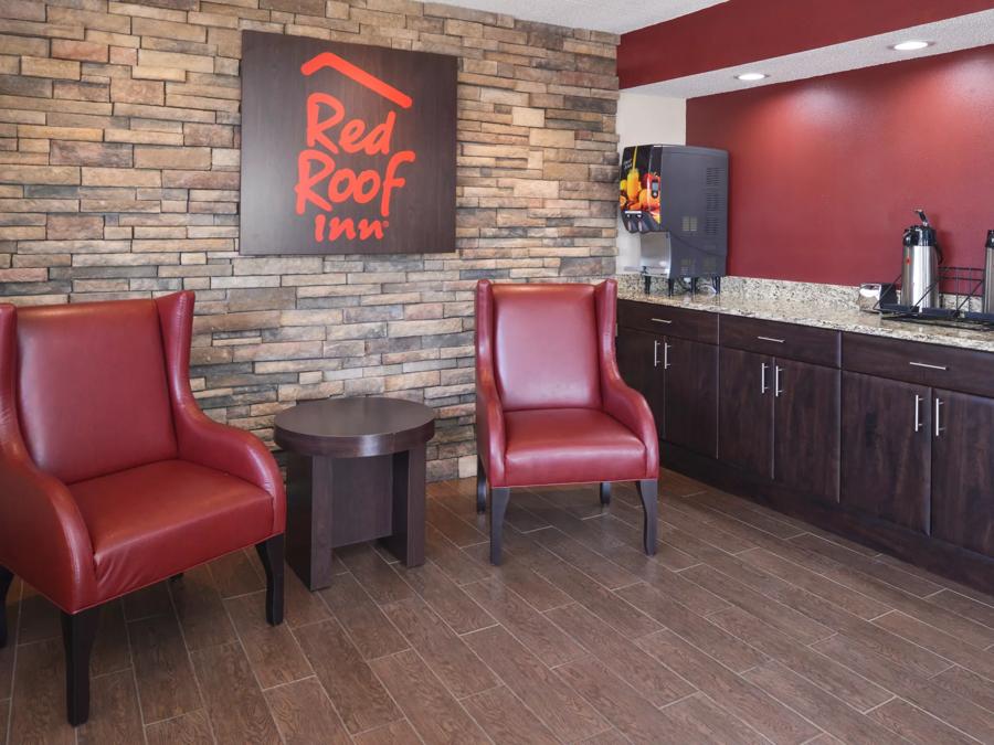 Red Roof Inn Champaign - University Lobby Sitting Area Image