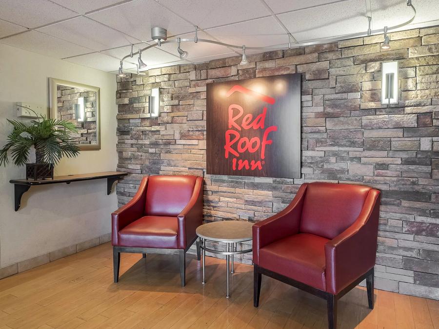 Red Roof Inn & Suites Cleveland - Elyria Lobby Image