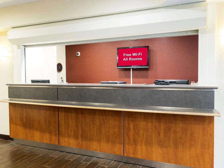 Red Roof Inn Glens Falls - Lake George Front Desk Image